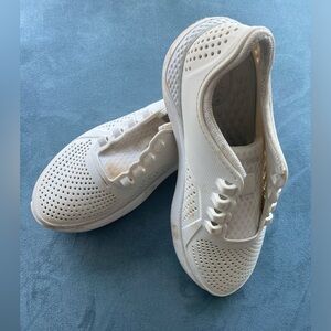 Lite right crocs cream water shoes
